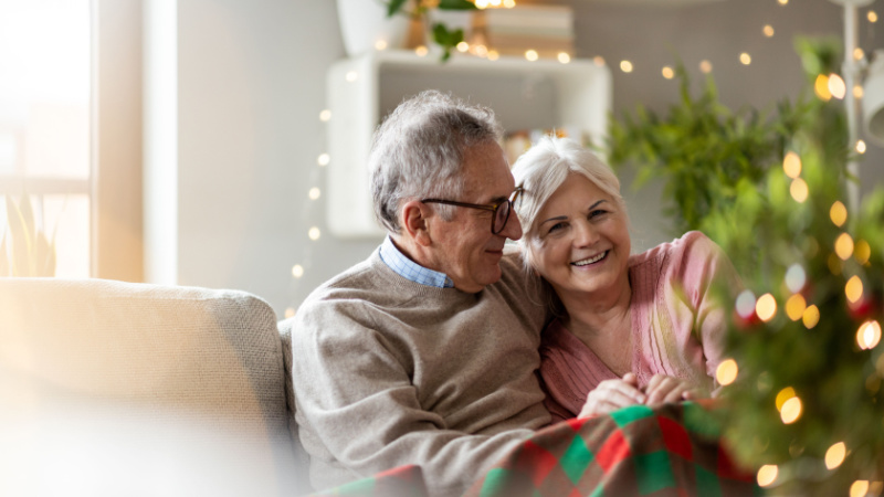 Pensionati e albero di Natale